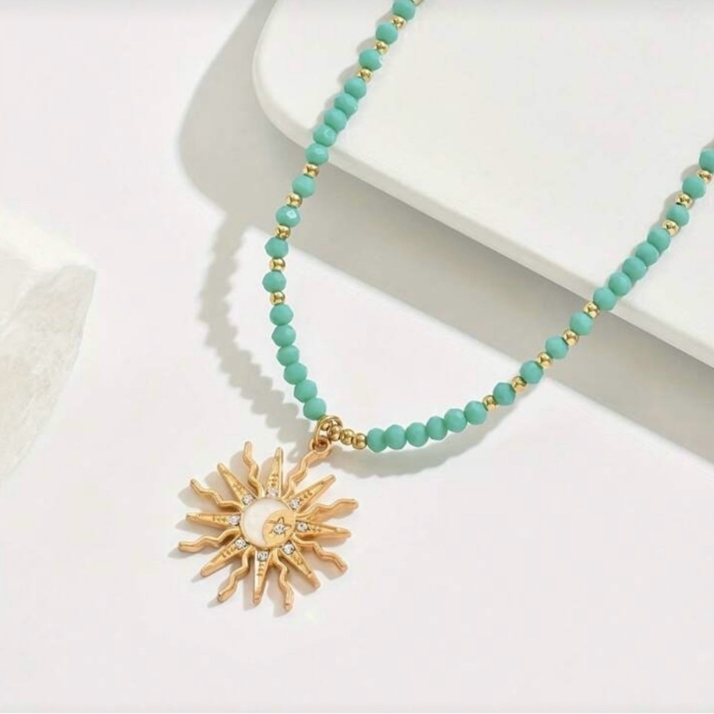☀️☀️☀️3 for 12$☀️☀️☀️White and Teal Beaded Necklace with Gold Sun Pendant
